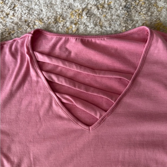 Cute top with cross pattern on front - Picture 3 of 4